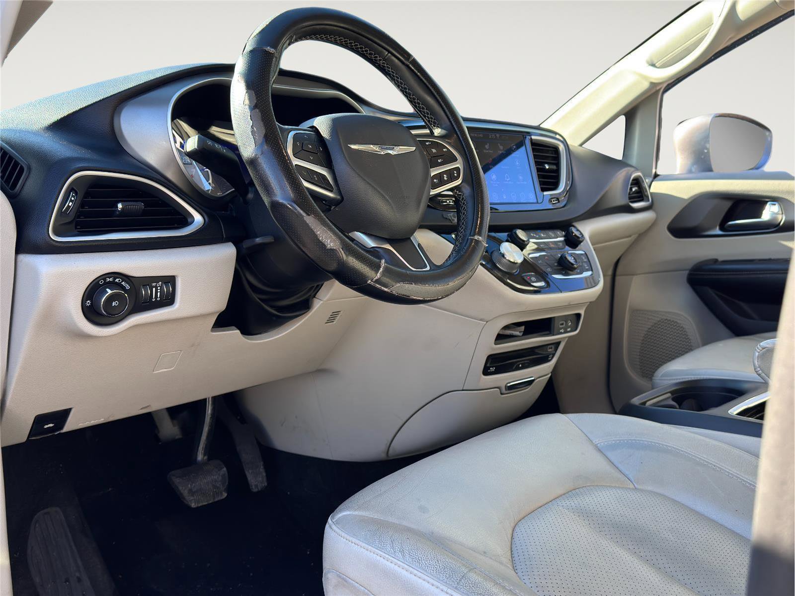 Used 2020 Chrysler Pacifica Touring-L Plus image 9