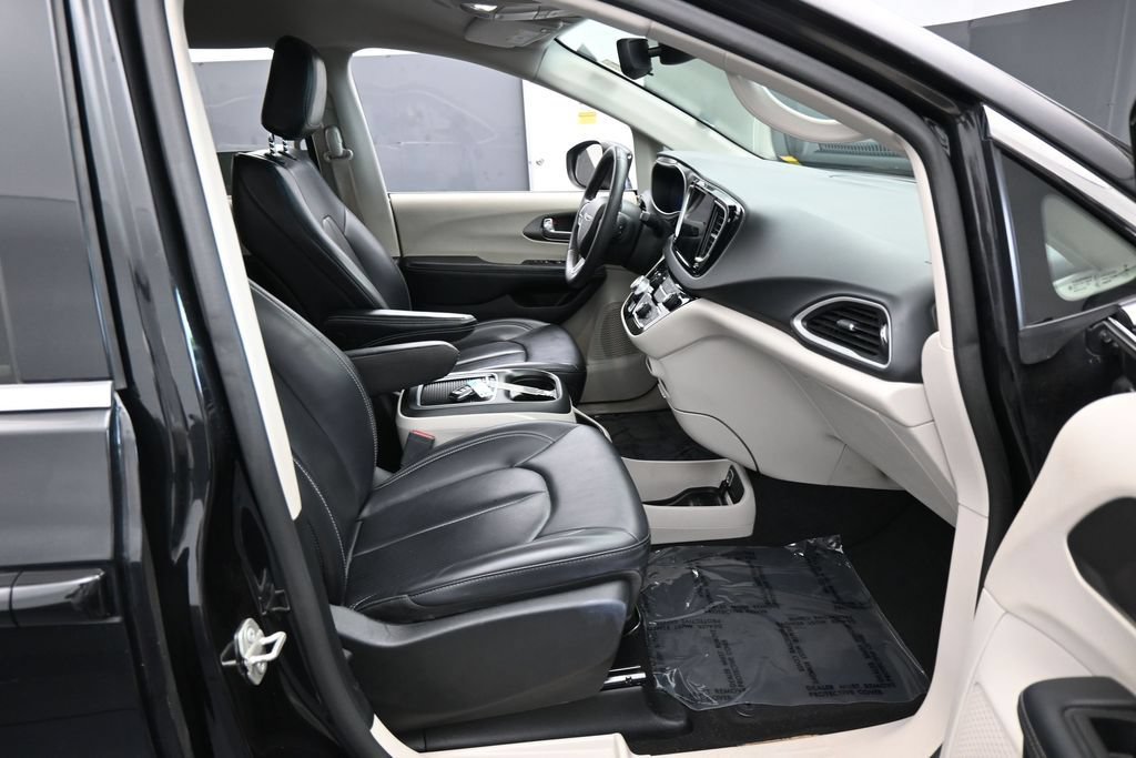 Used 2023 Chrysler Pacifica Touring-L FWD image 40