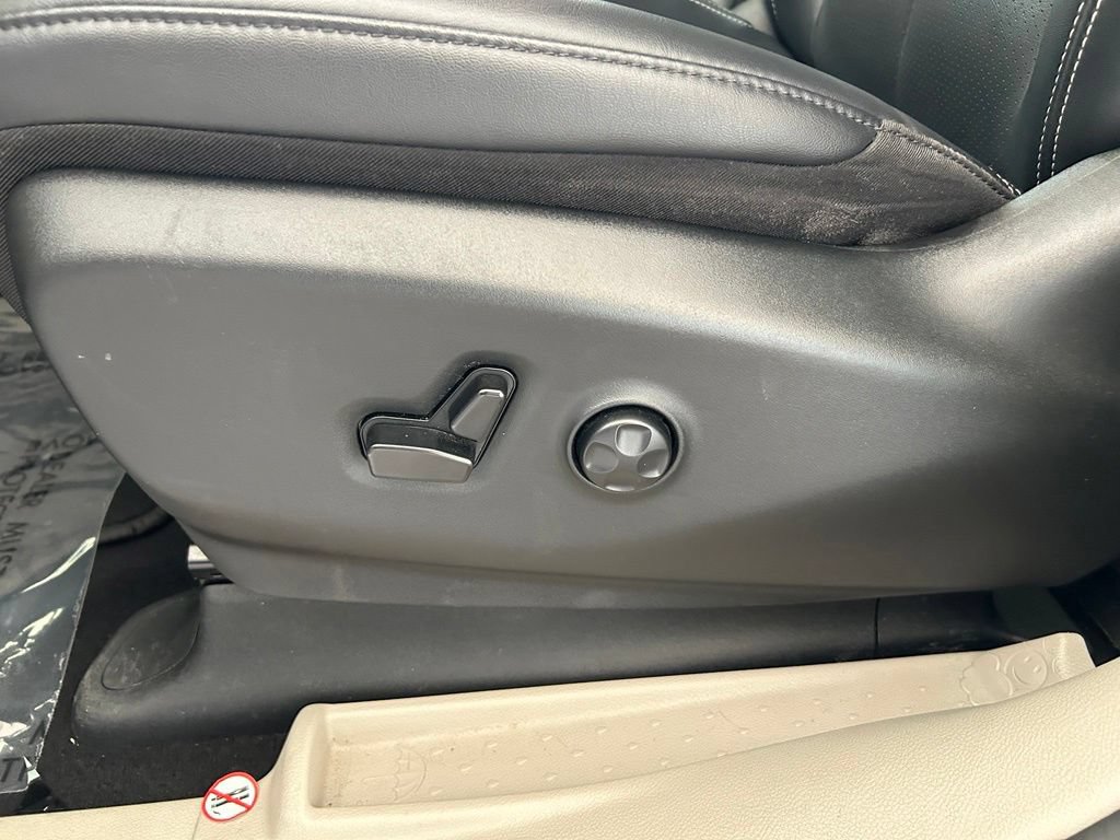 Used 2024 Chrysler Pacifica Touring-L FWD image 39
