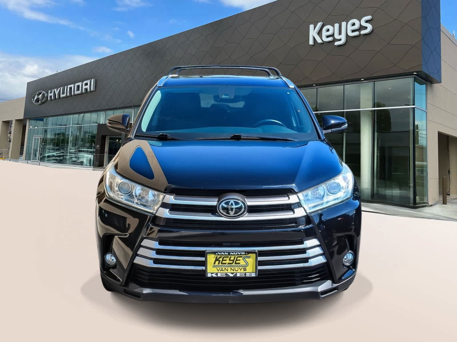 Used 2019 Toyota Highlander XLE FWD image 2