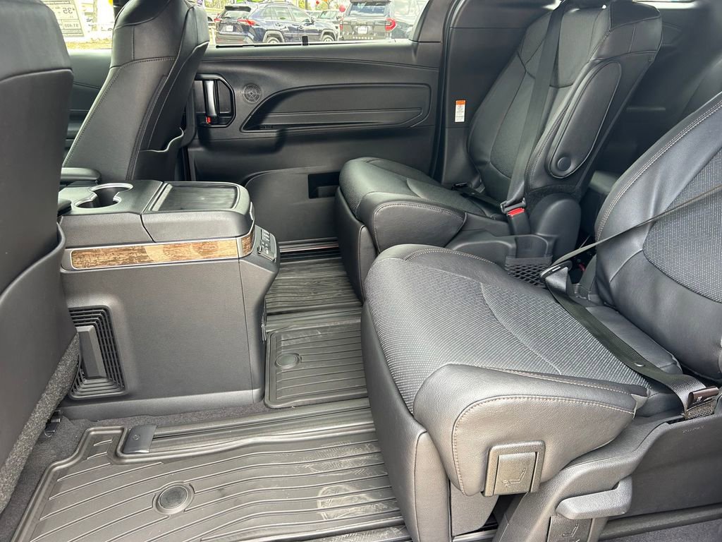 New 2026 Toyota Sienna Platinum image 18