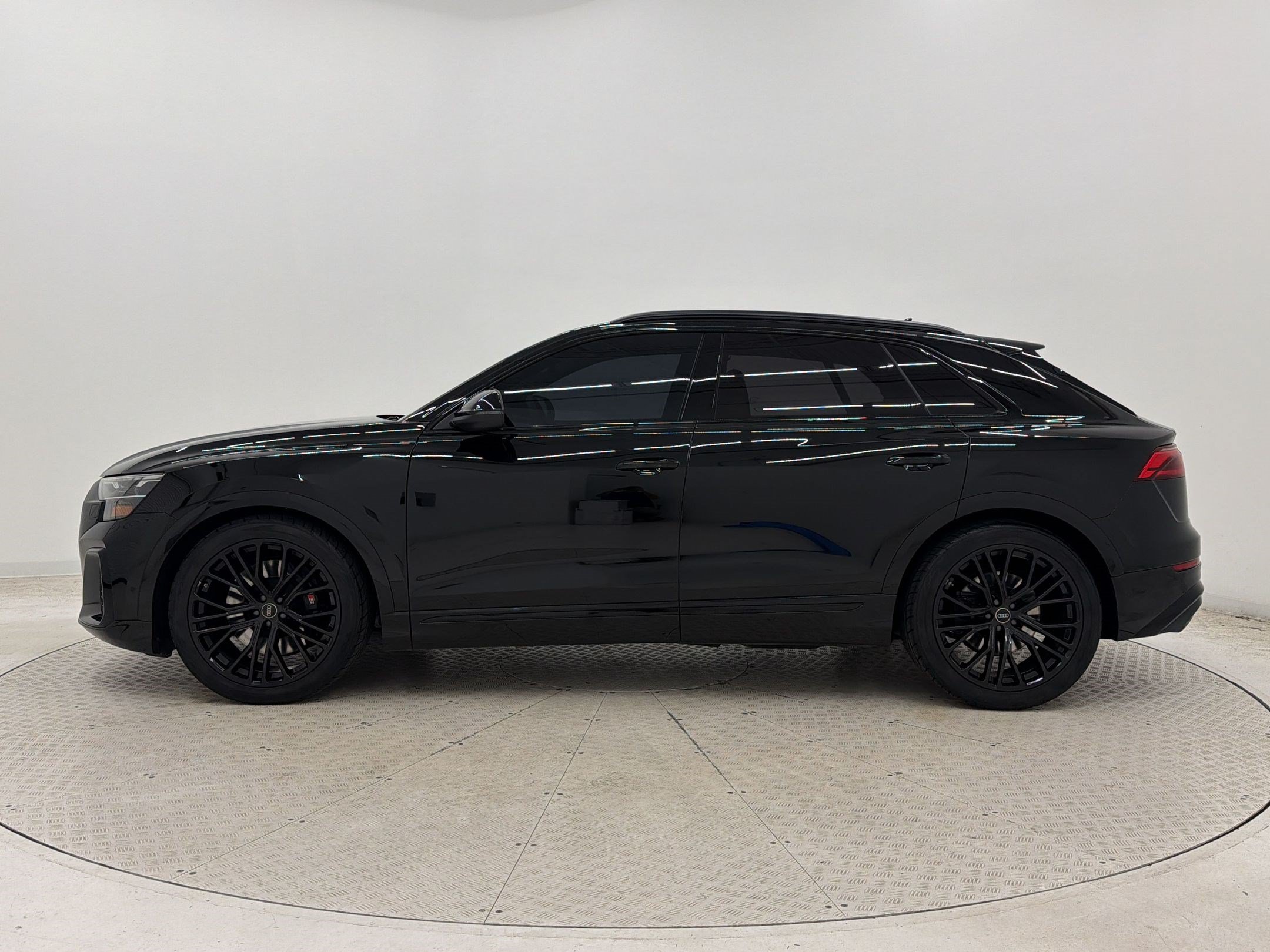Used 2025 Audi SQ8 Premium Plus AWD/4WD image 2