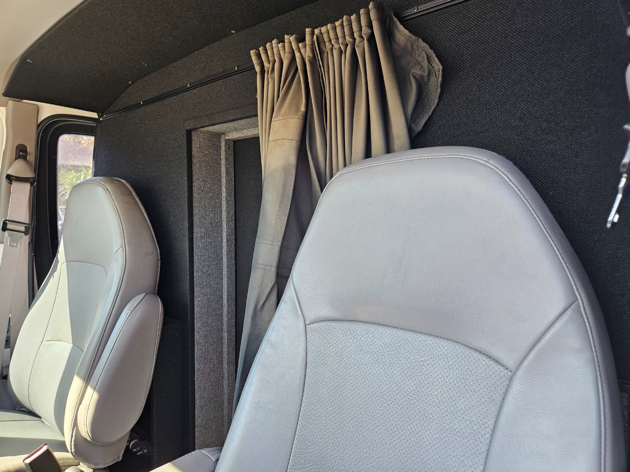 Used 2001 Ford E-350 and Econoline 350 Extended Super Duty image 13