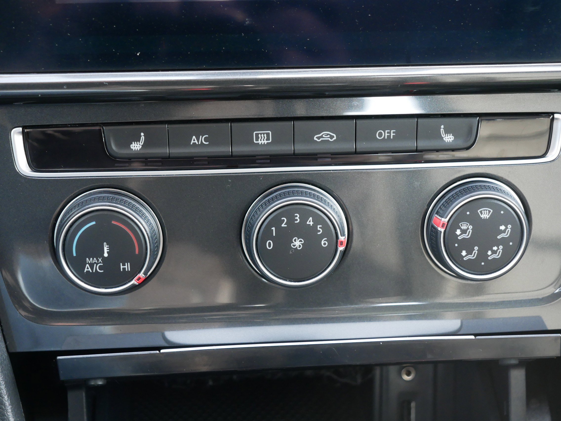 Used 2018 Volkswagen Golf SE image 23