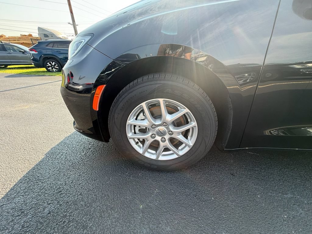 Used 2024 Chrysler Pacifica Touring-L FWD image 10
