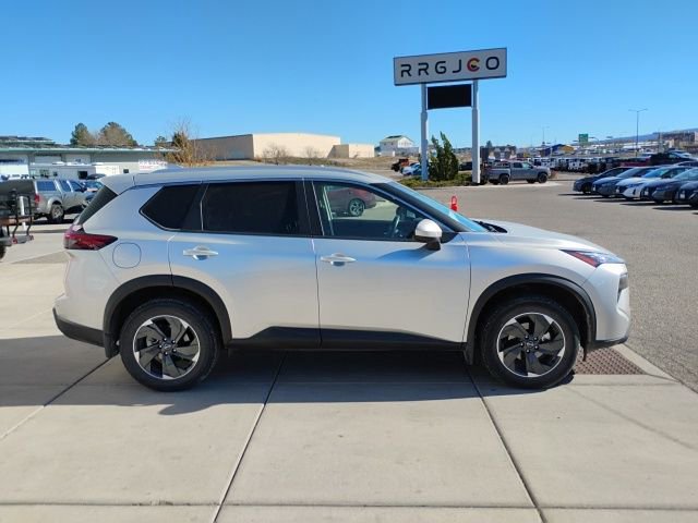 Used 2024 Nissan Rogue SV w/ SV Premium Package image 4