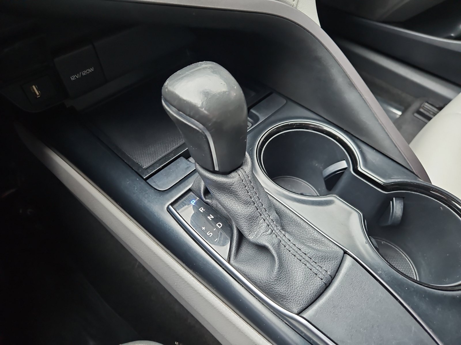 Used 2020 Toyota Camry SE FWD image 19