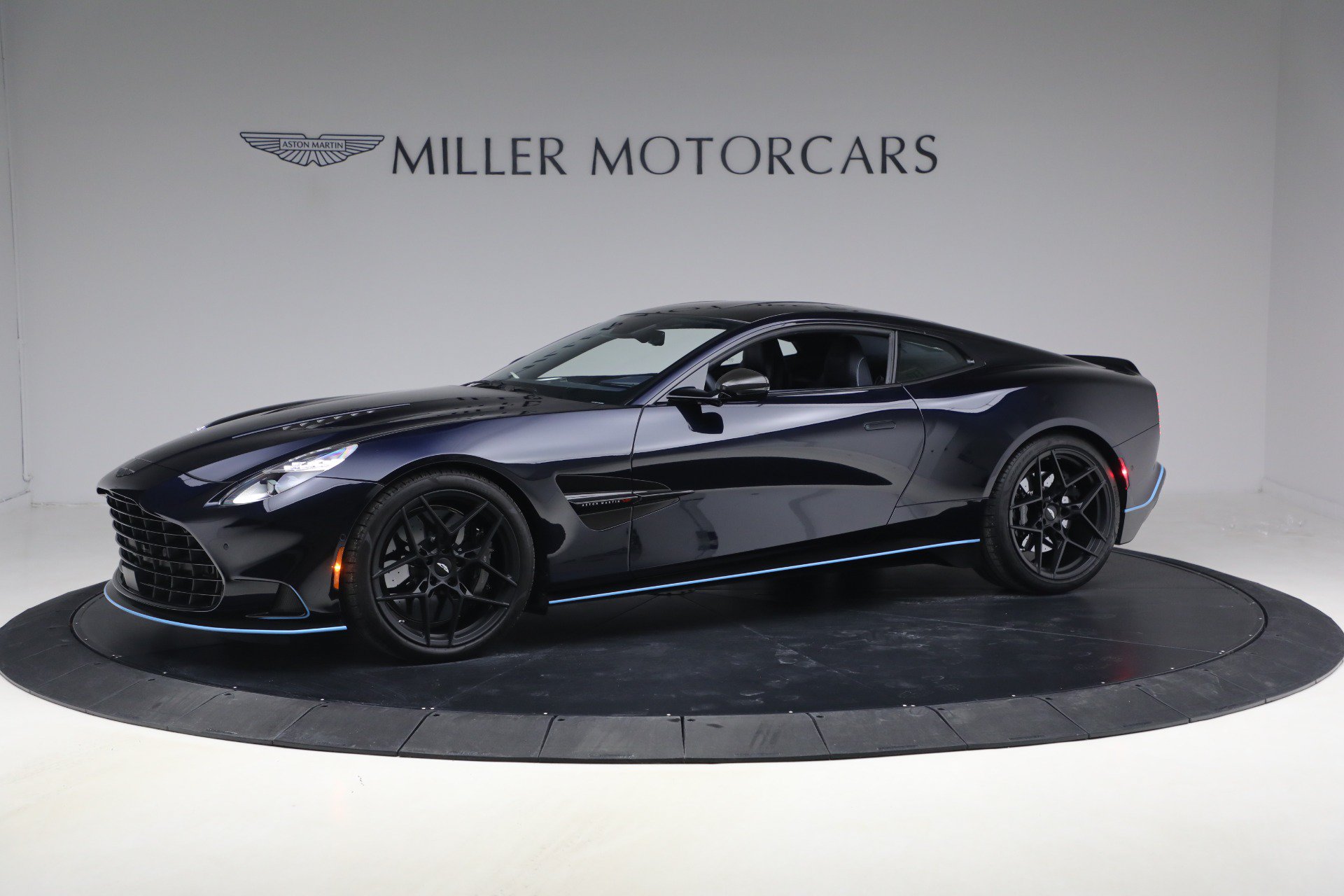 Used 2025 Aston Martin Vanquish RWD image 2