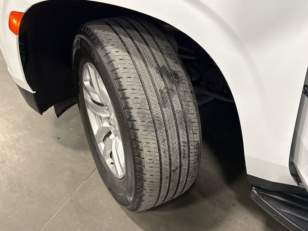 Used 2023 Chevrolet Suburban LT w/ Luxury Package image 21