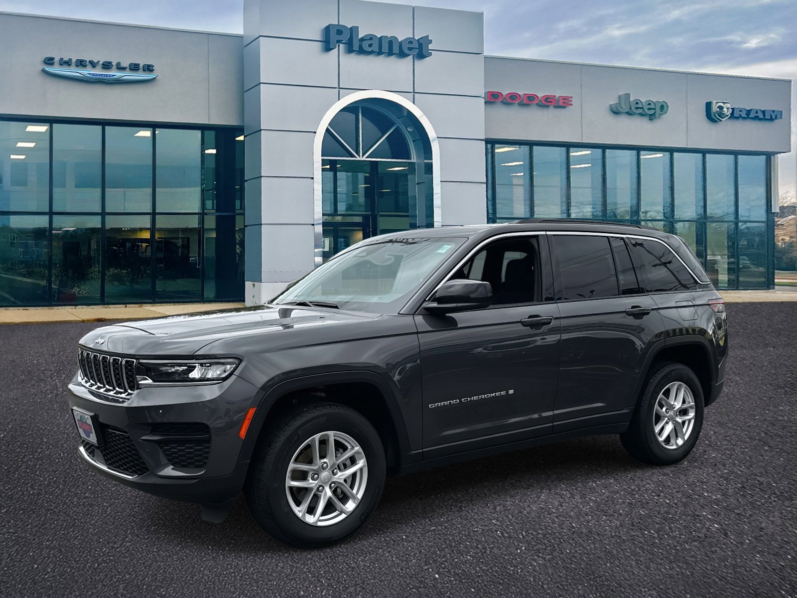 Used 2025 Jeep Grand Cherokee Laredo X image 4