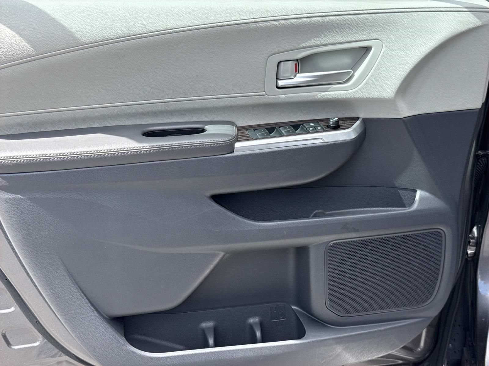 Used 2024 Toyota Sienna XLE FWD image 23