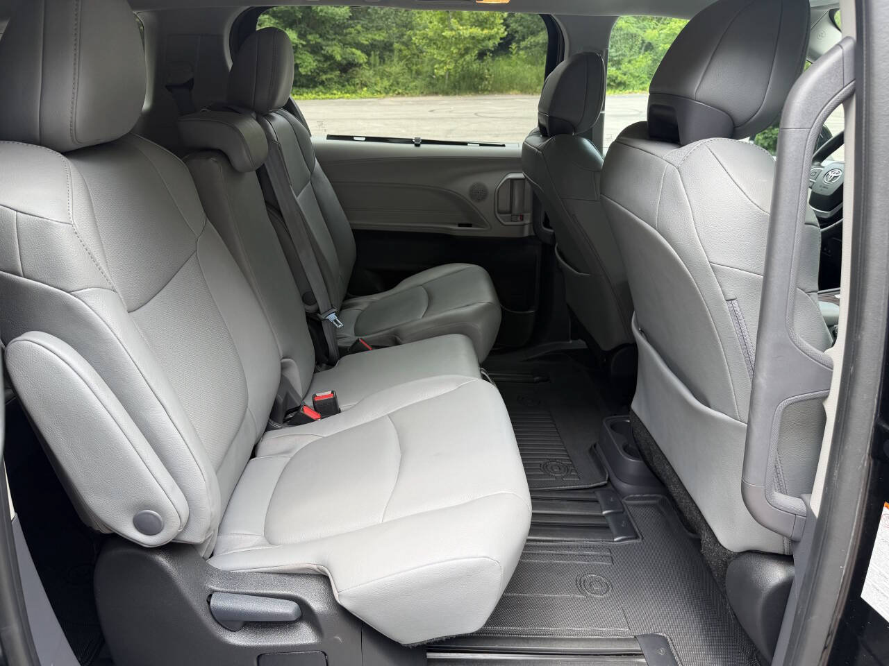 Used 2024 Toyota Sienna XLE FWD image 15