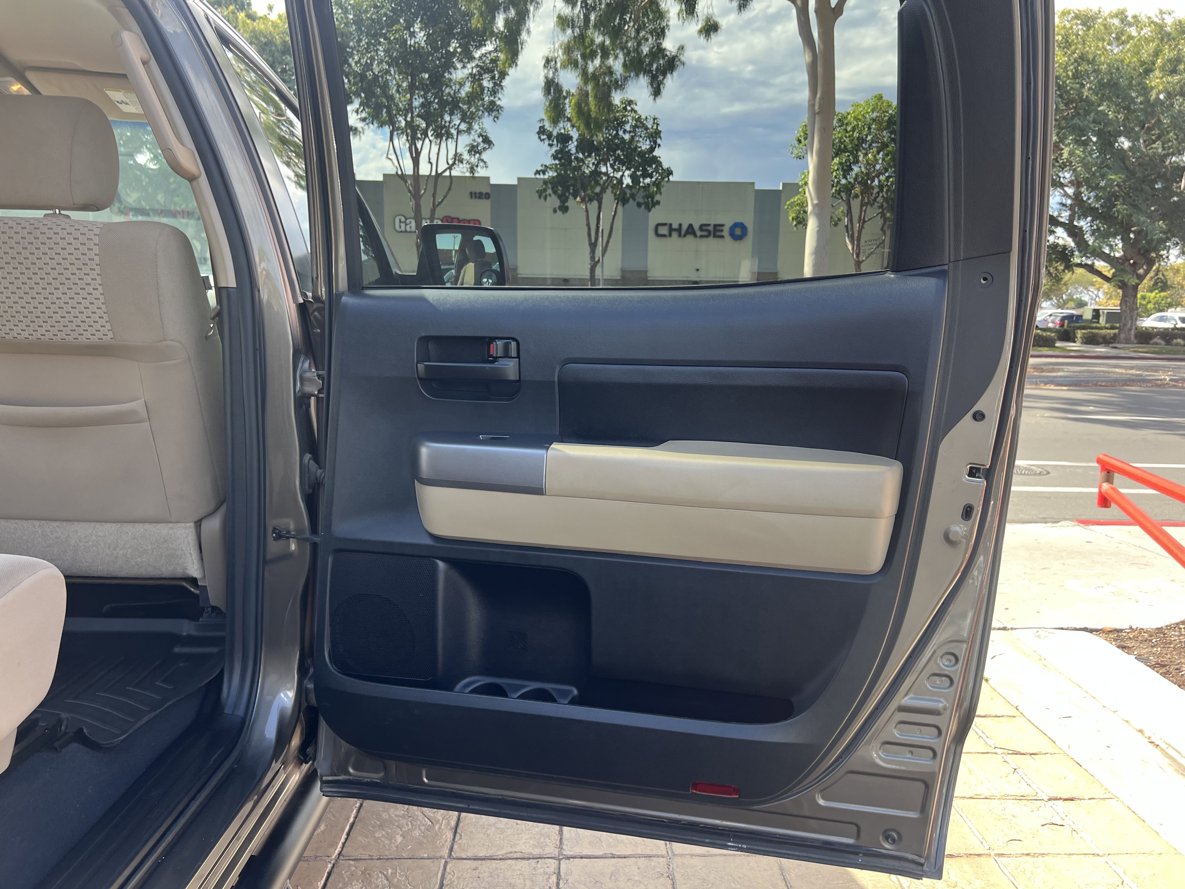 Used 2013 Toyota Tundra 4x4 CrewMax w/ SR5 Pkg image 37