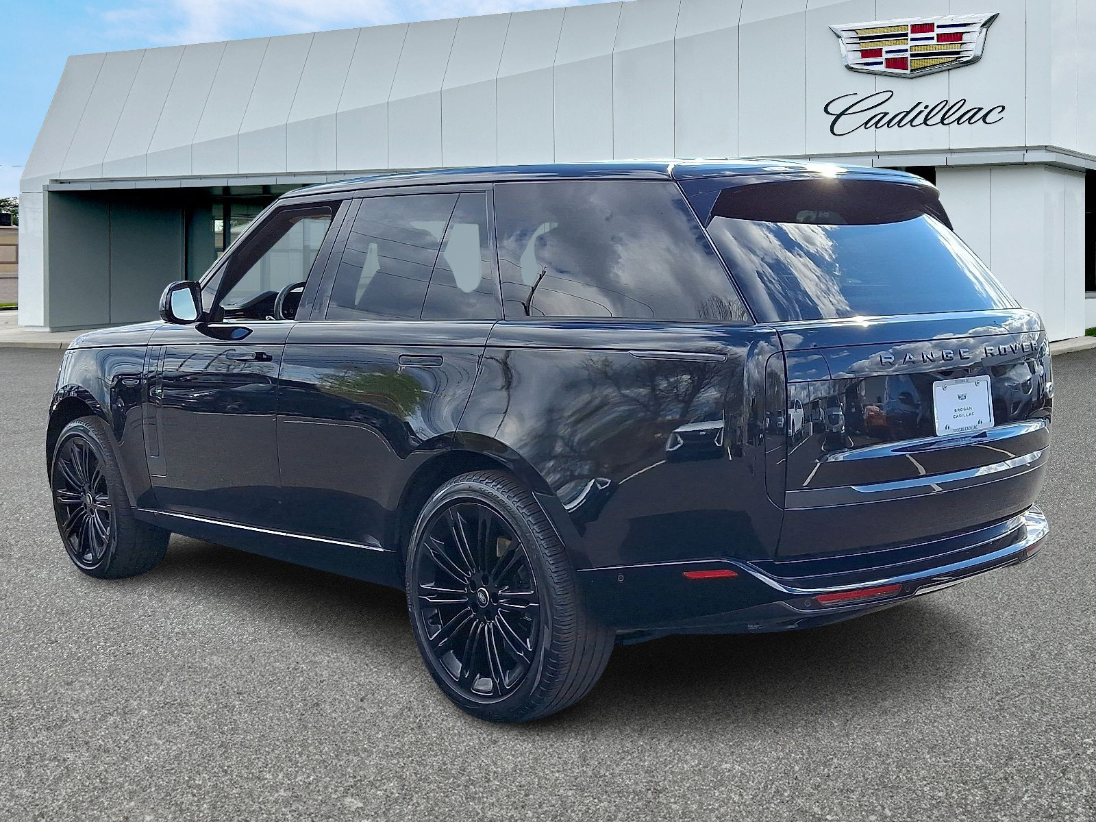 Used 2023 Land Rover Range Rover SE image 4