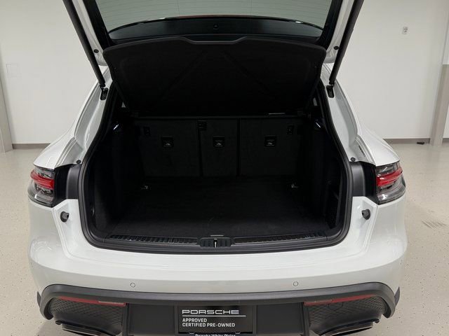 Certified 2025 Porsche Macan AWD/4WD image 34