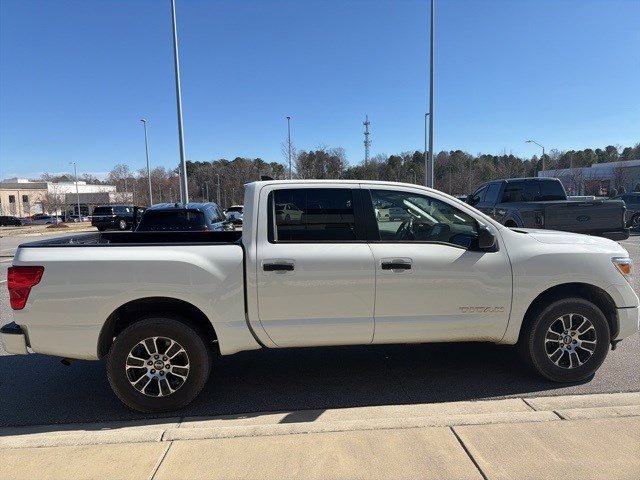 Used 2022 Nissan Titan SV image 7