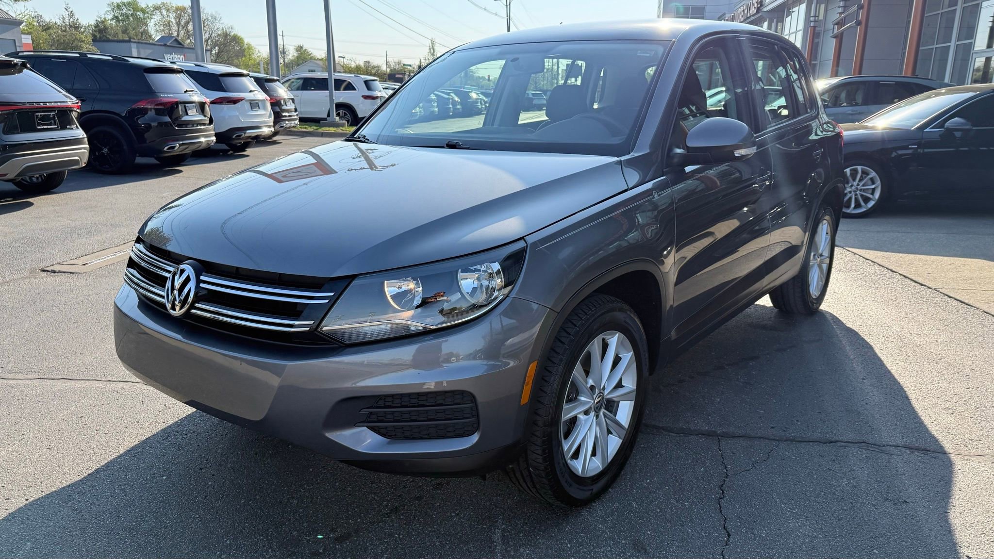 Used 2017 Volkswagen Tiguan Limited w/ Alloy Wheels Package image 9