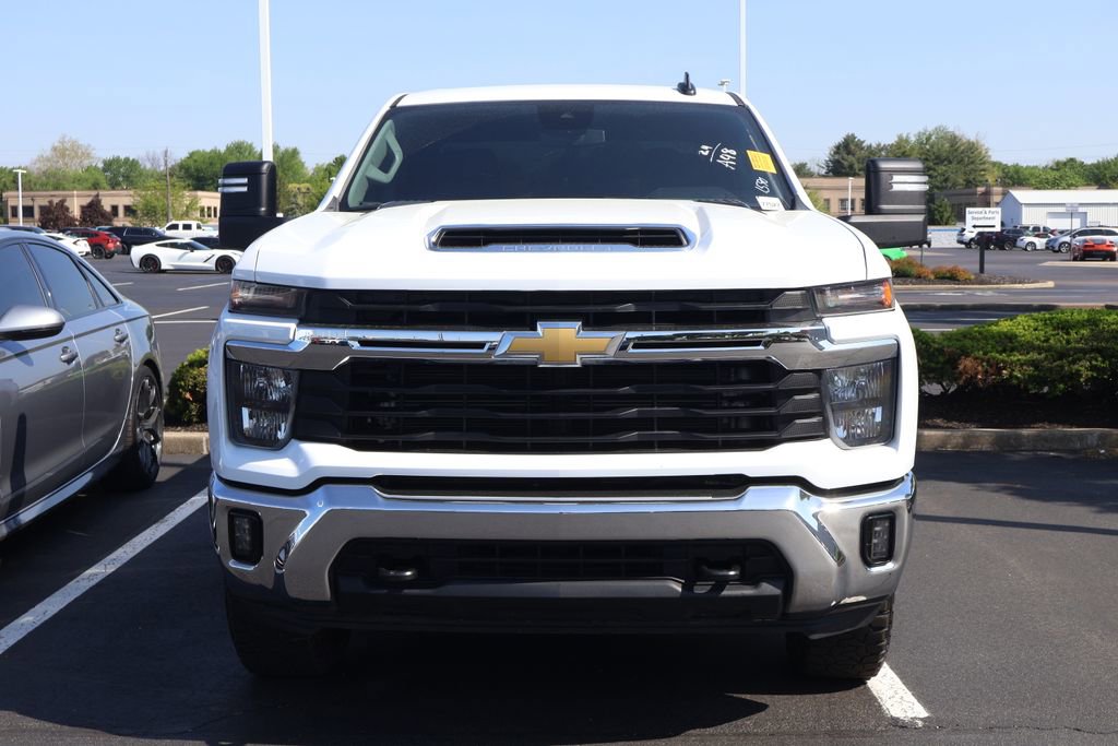 Used 2024 Chevrolet Silverado 2500 LT AWD/4WD image 2