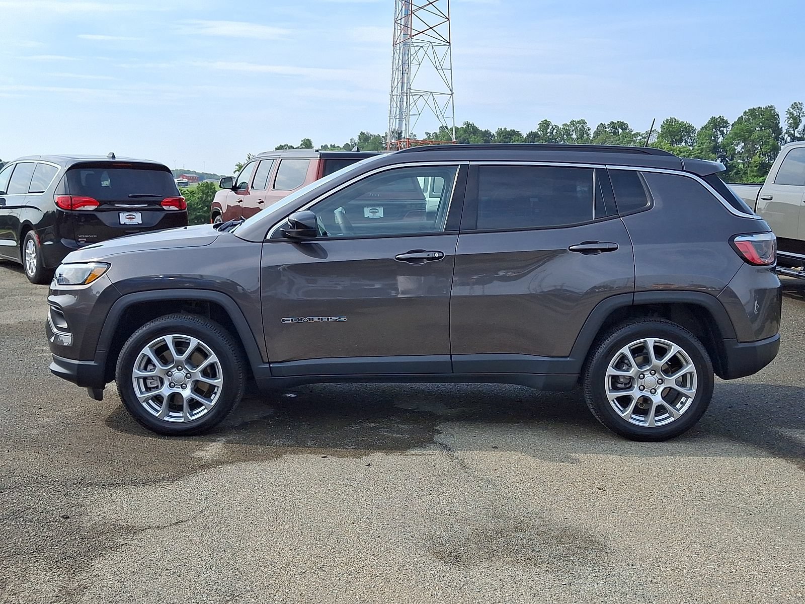 Used 2024 Jeep Compass Latitude AWD/4WD image 4