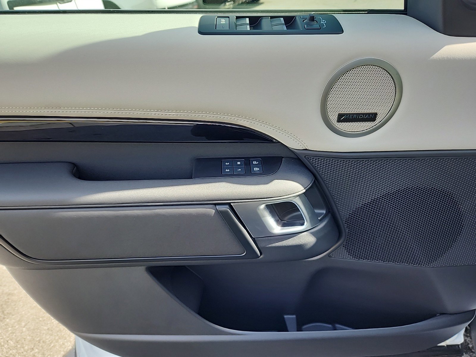 Certified 2025 Land Rover Discovery S image 24