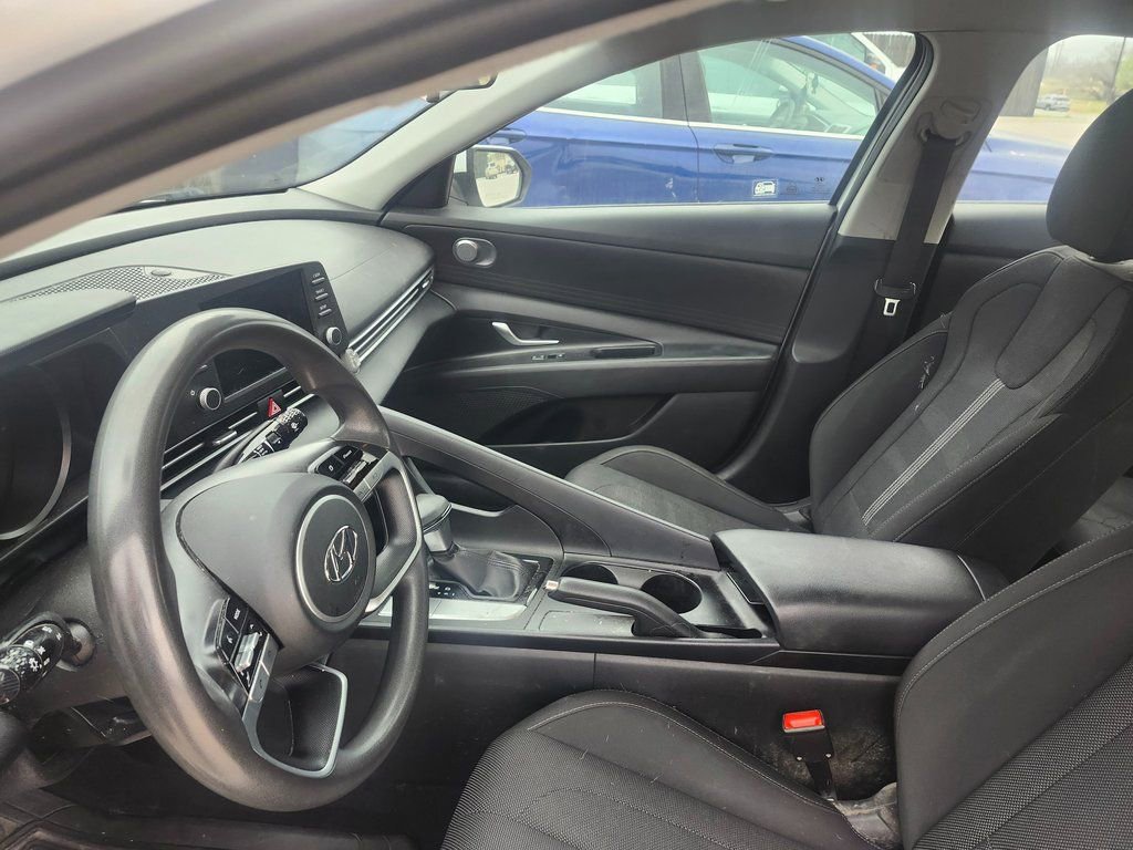 Used 2021 Hyundai Elantra SE image 18