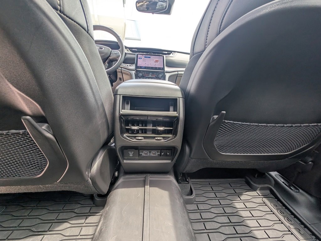 Used 2024 Jeep Grand Cherokee Limited image 38