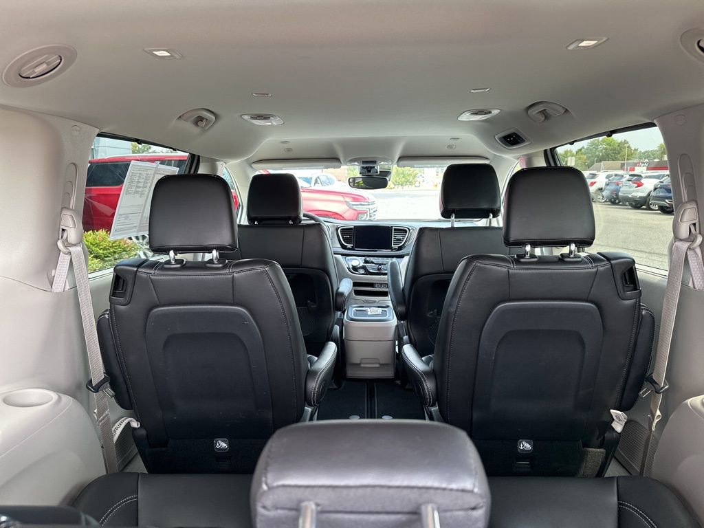 Used 2024 Chrysler Pacifica Touring-L image 11