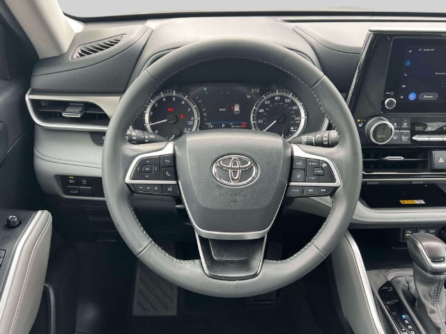 Used 2024 Toyota Highlander XLE AWD/4WD image 17