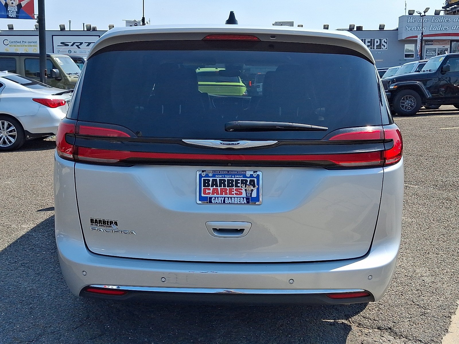 Used 2024 Chrysler Pacifica Touring-L FWD image 5