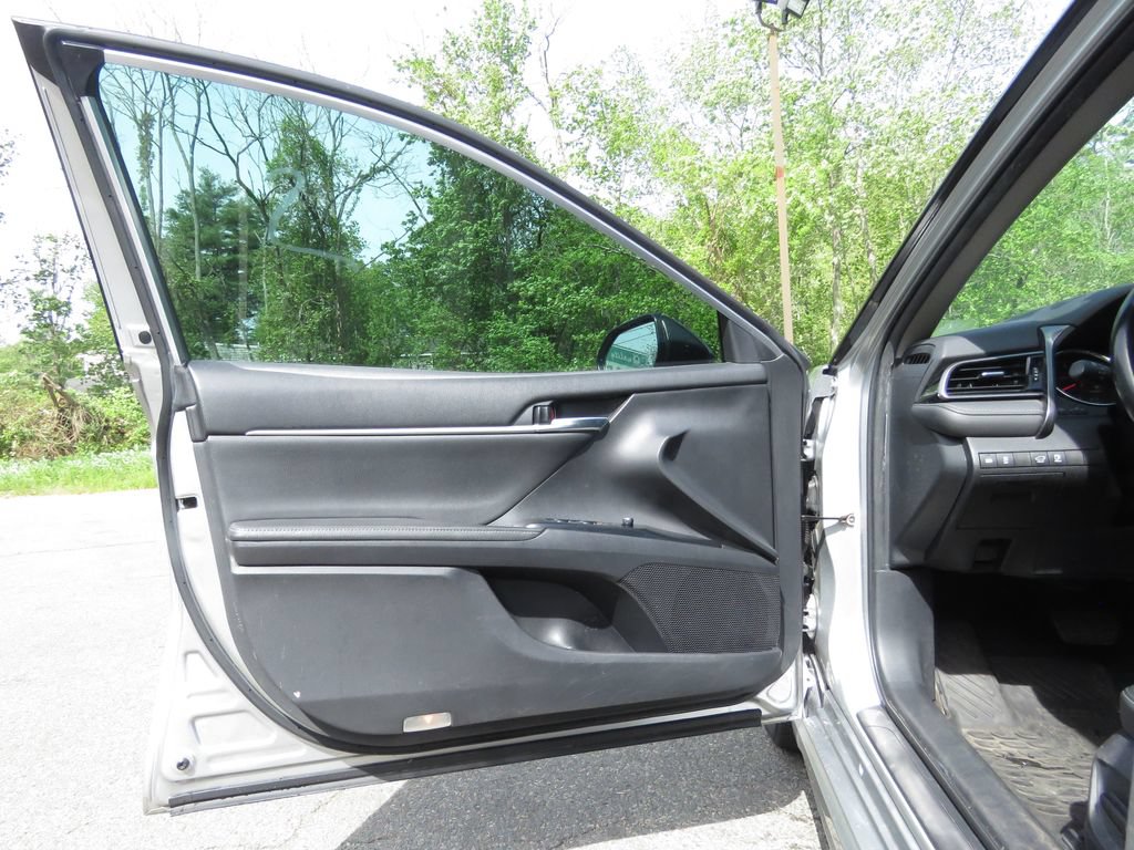 Used 2019 Toyota Camry XSE w/ Navigation Package FWD image 9