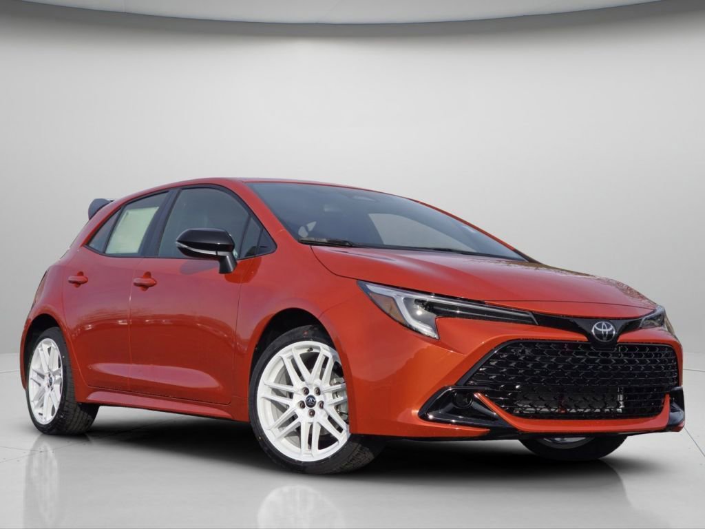 Used 2026 Toyota Corolla SE FWD image 2