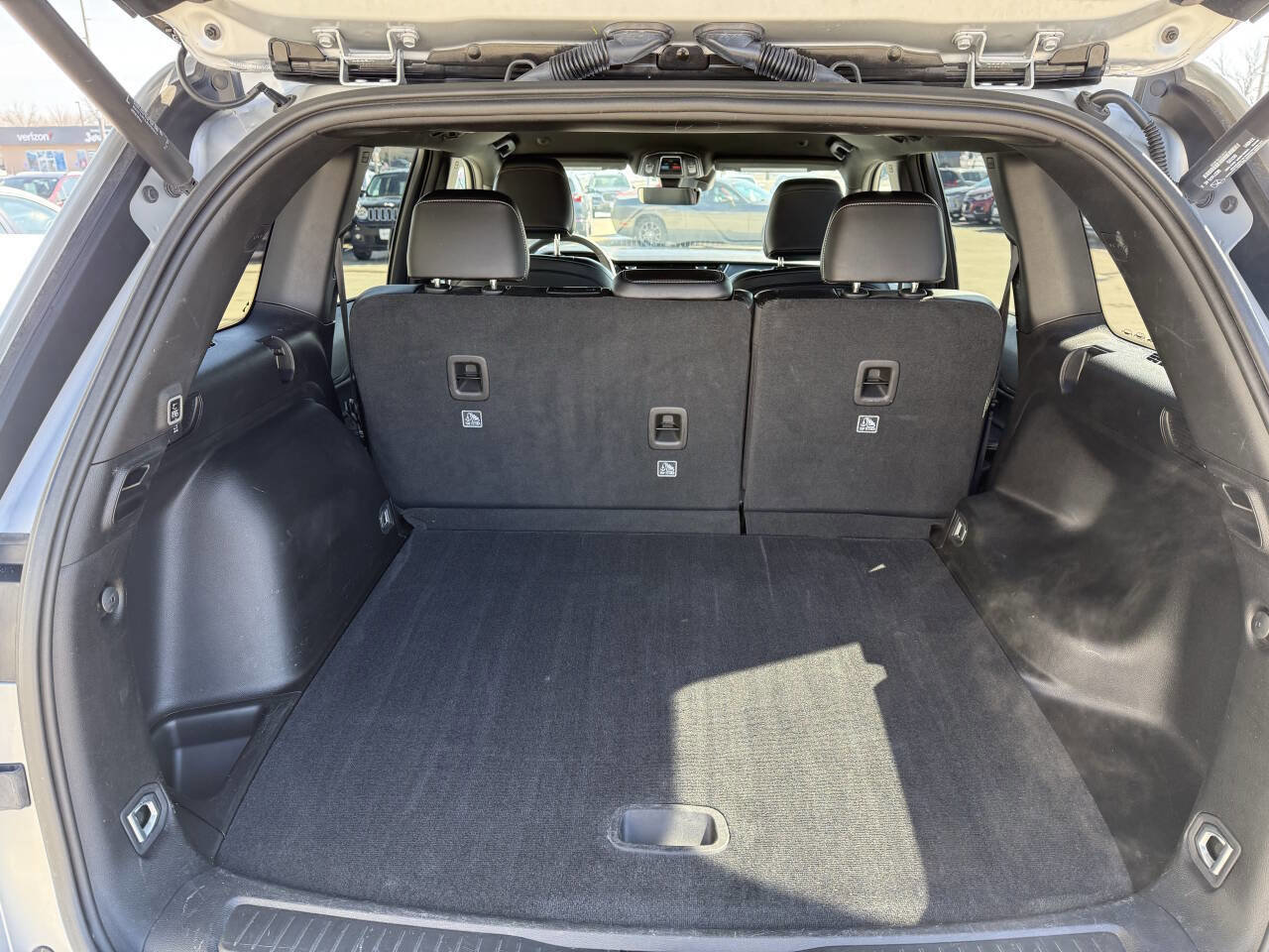 Used 2025 Jeep Grand Cherokee Altitude image 13