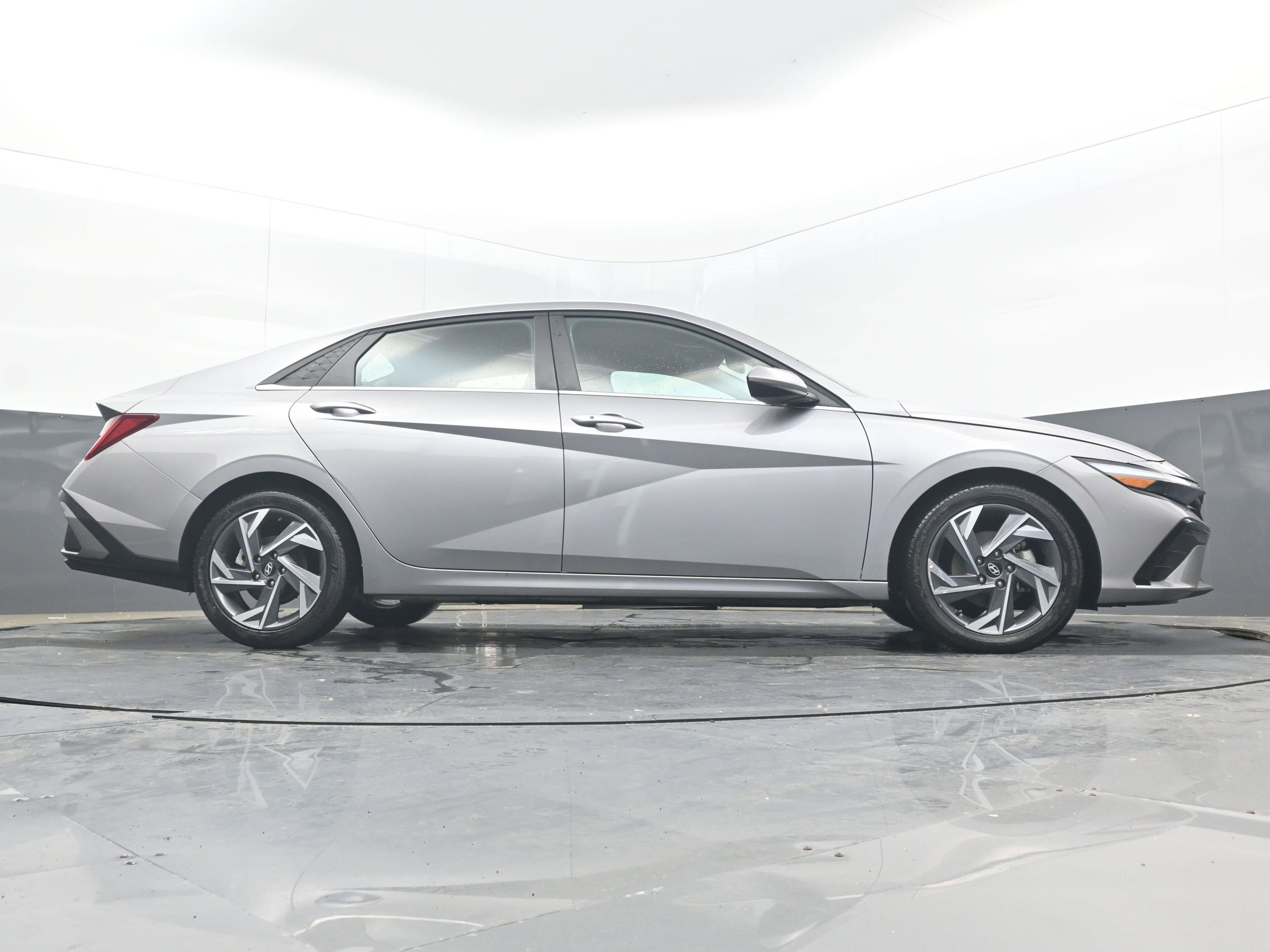 Used 2025 Hyundai Elantra SEL image 31