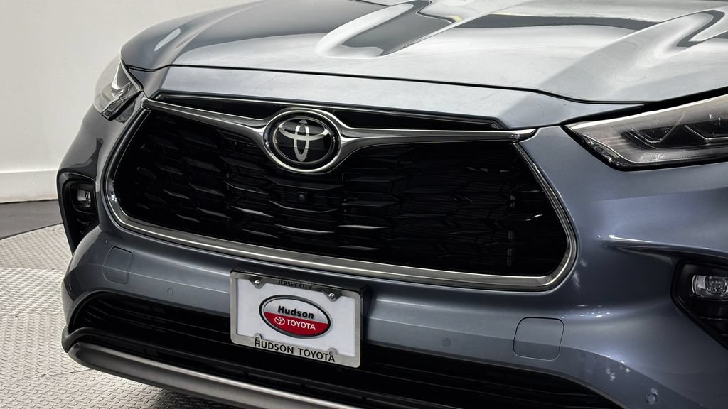 Used 2023 Toyota Highlander Platinum AWD/4WD image 2