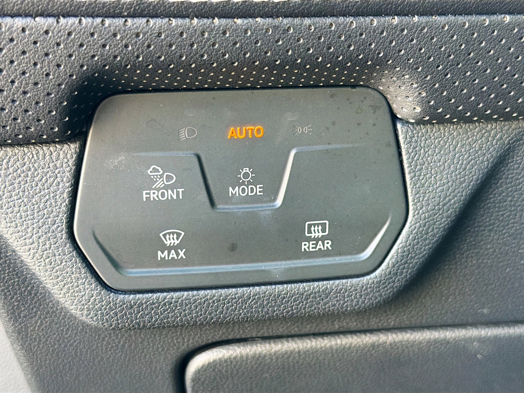 Used 2024 Volkswagen Atlas SE image 35