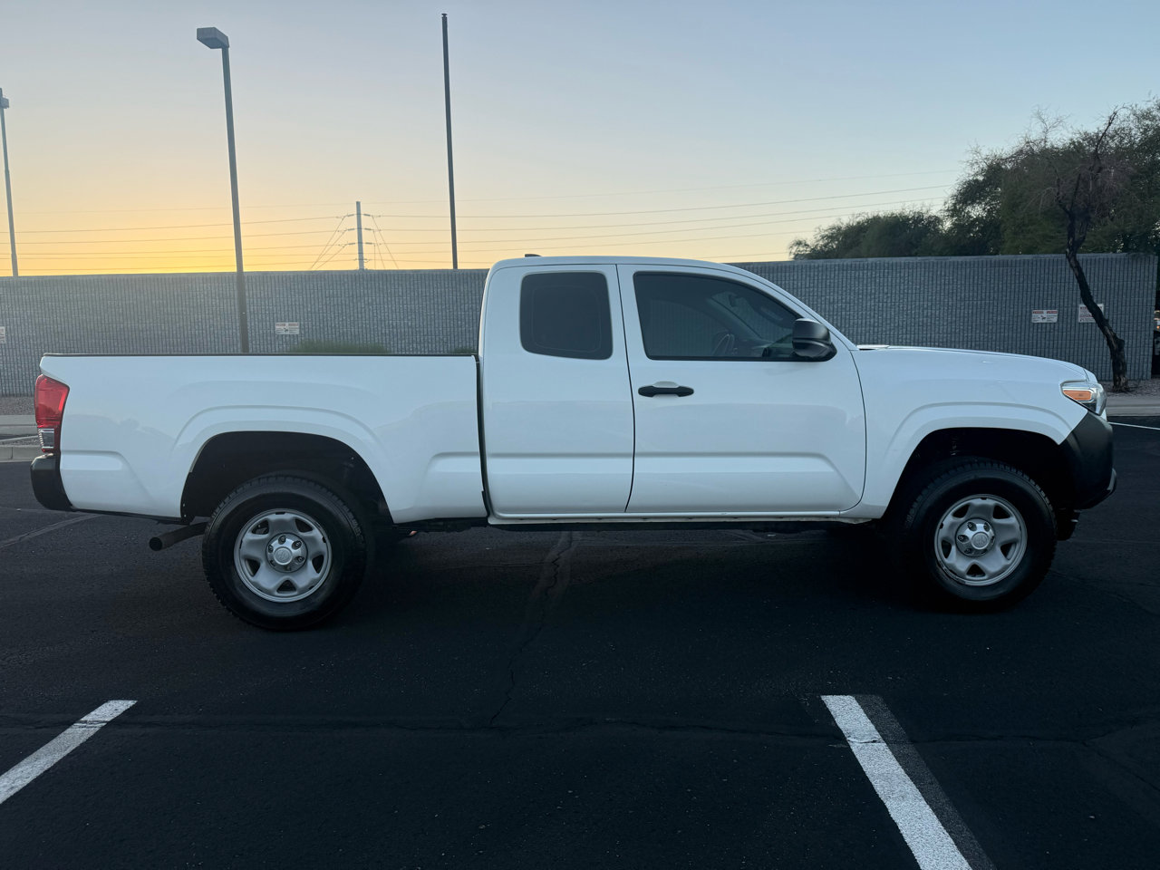Used 2016 Toyota Tacoma SR RWD image 2