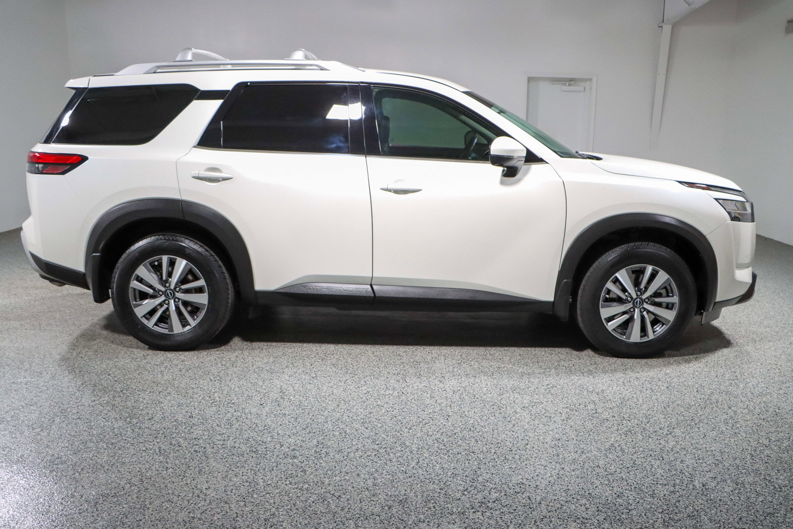 Used 2023 Nissan Pathfinder SL w/ Lighting Package (N92) image 6