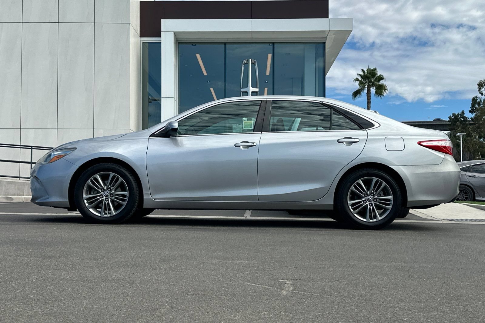 Used 2015 Toyota Camry SE w/ Moonroof Package FWD image 6