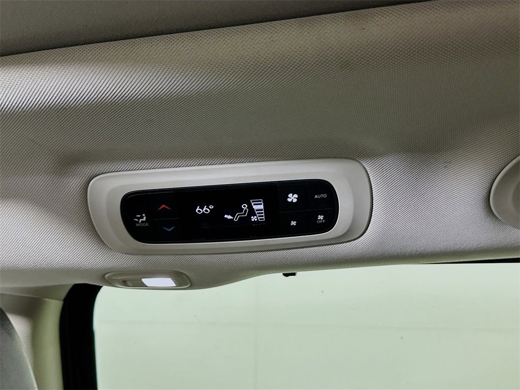 Used 2018 Chrysler Pacifica Limited image 27