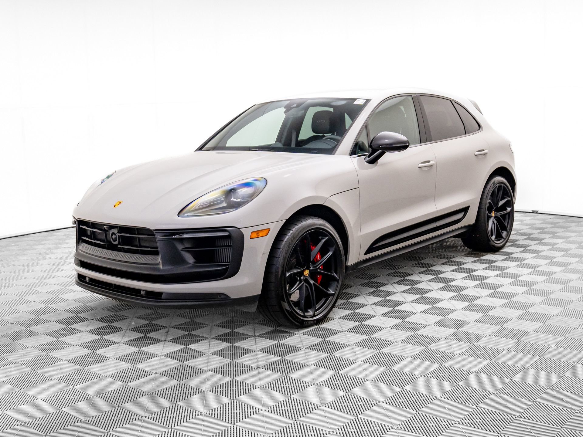 Certified 2024 Porsche Macan GTS image 1
