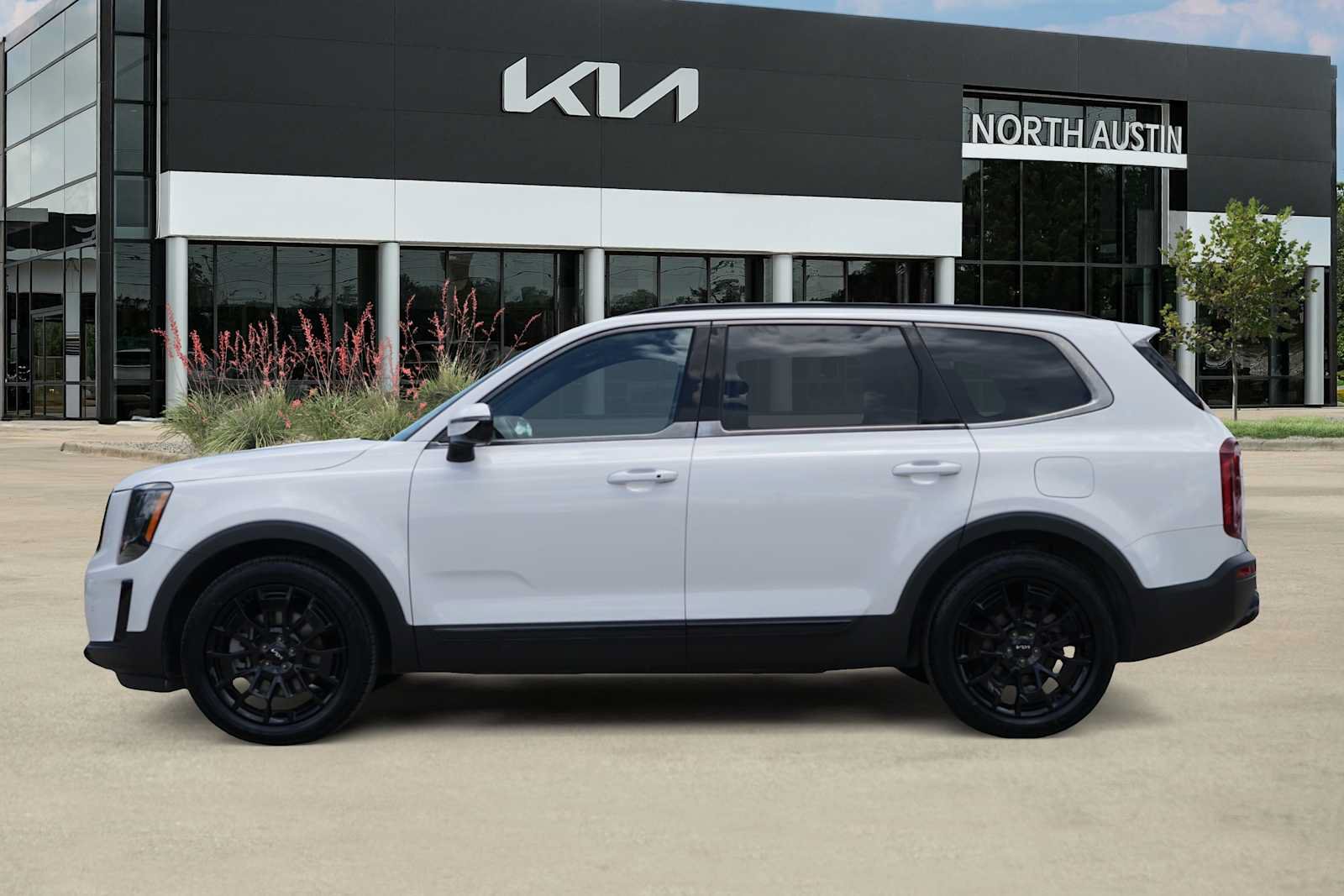 Certified 2022 Kia Telluride SX w/ SX Prestige Package AWD/4WD image 3