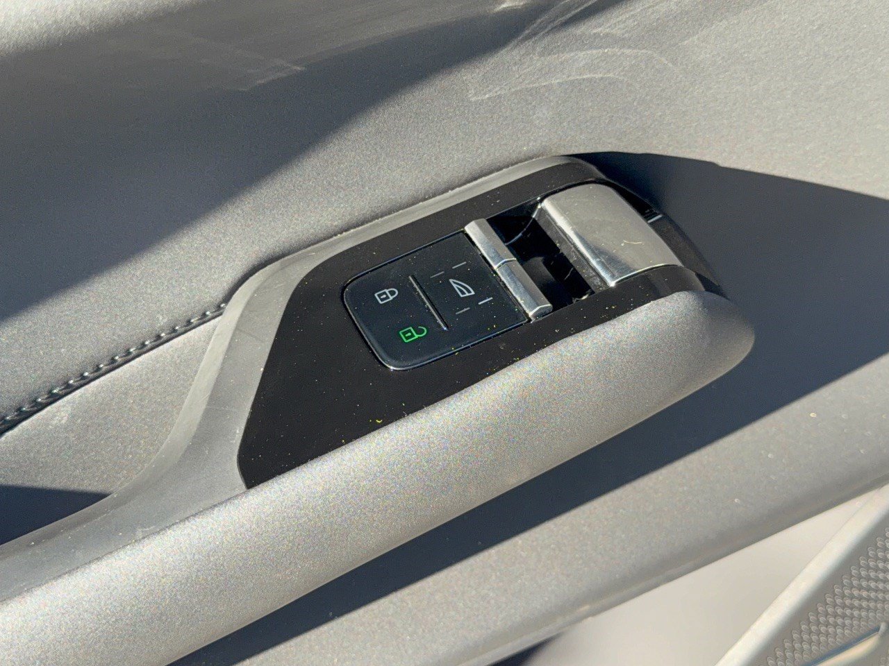 Certified 2025 Volvo EX90 Plus AWD/4WD image 15