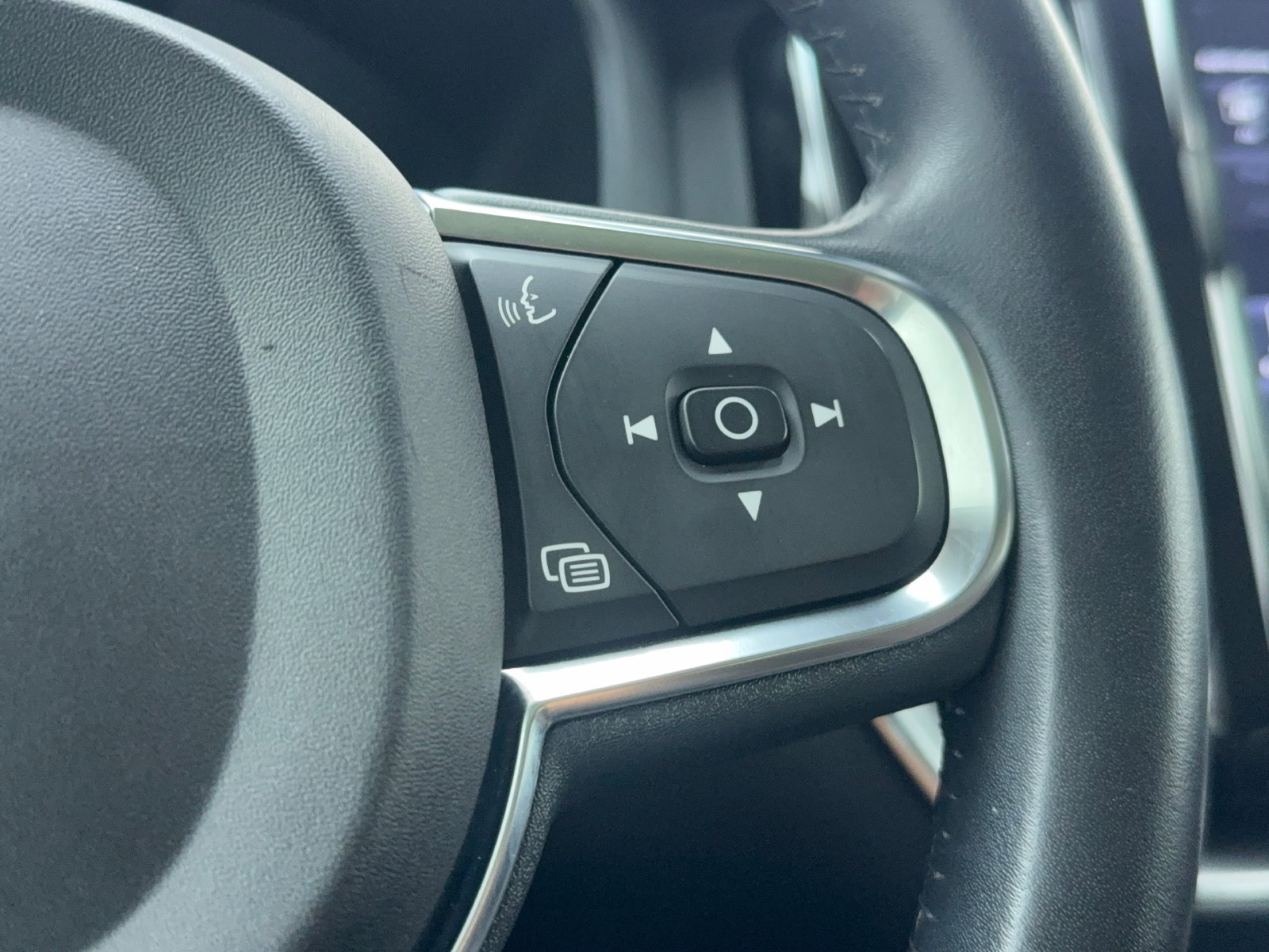 Used 2019 Volvo XC60 T5 Momentum w/ Multimedia Package FWD image 32