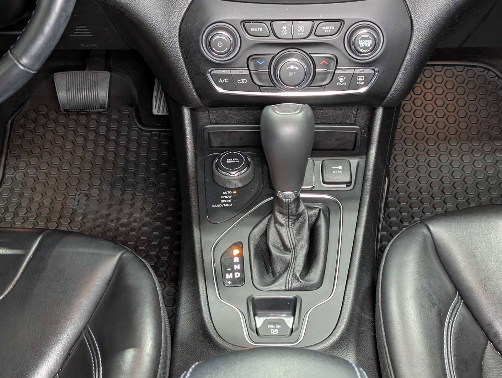 Used 2020 Jeep Cherokee Latitude Plus w/ Cold Weather Group image 16