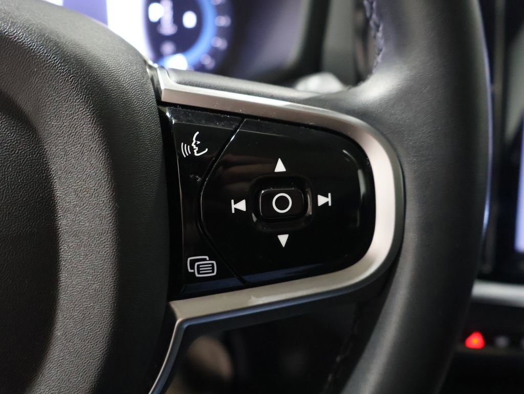 Used 2025 Volvo V60 B5 Cross Country Plus image 32