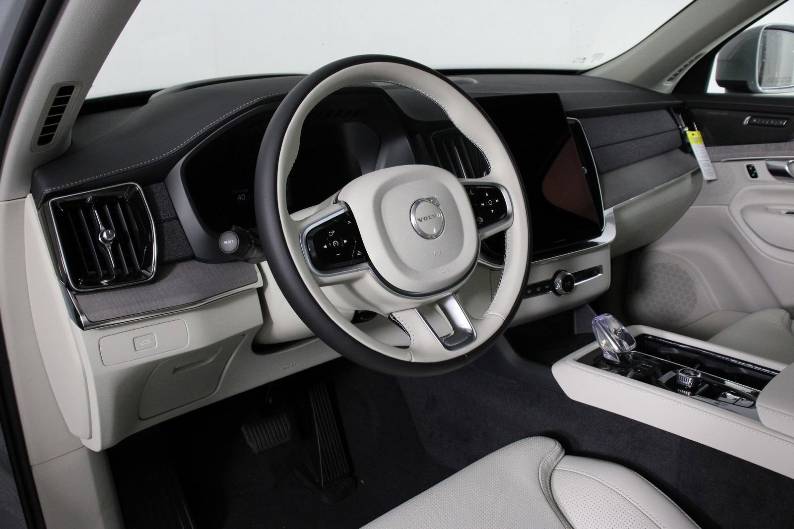 New 2026 Volvo XC90 B6 Ultra w/ Protection Package image 8