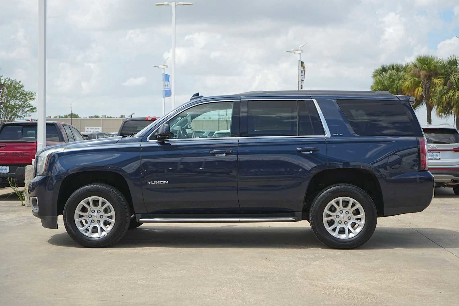 Used 2018 GMC Yukon SLE w/ Convenience Package image 3