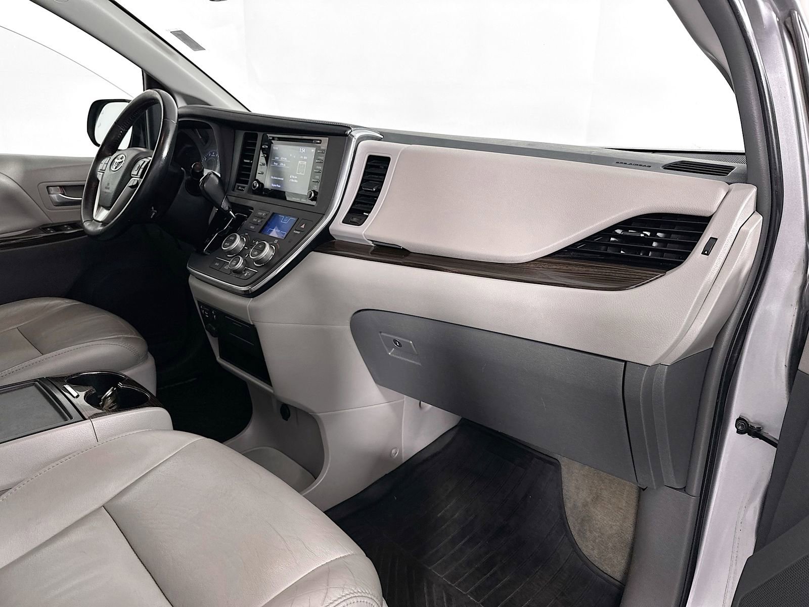 Used 2018 Toyota Sienna XLE FWD image 29