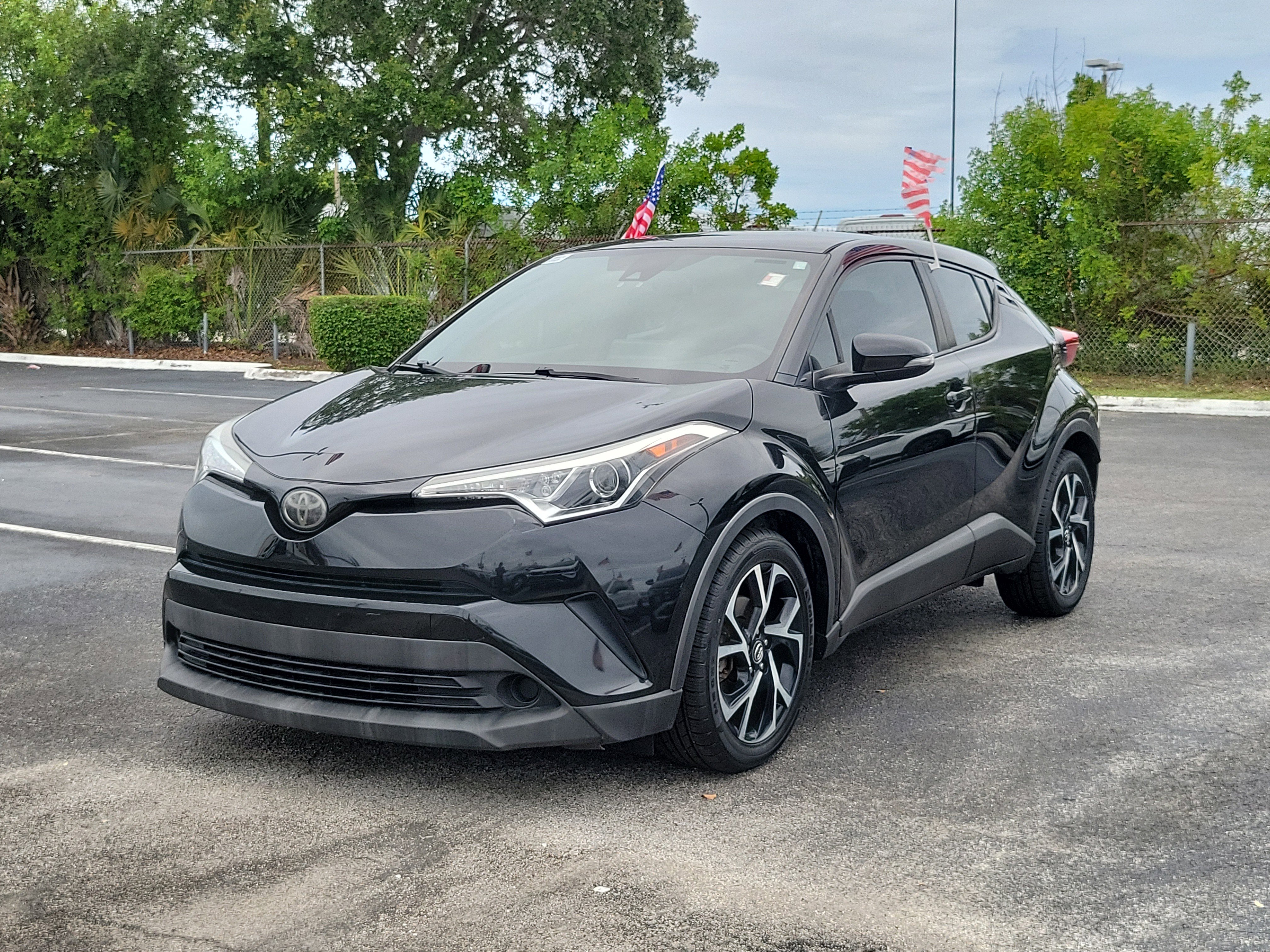 Used 2019 Toyota C-HR XLE FWD image 5