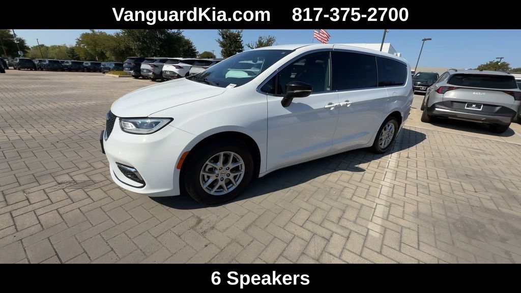 Used 2025 Chrysler Pacifica Select FWD image 4